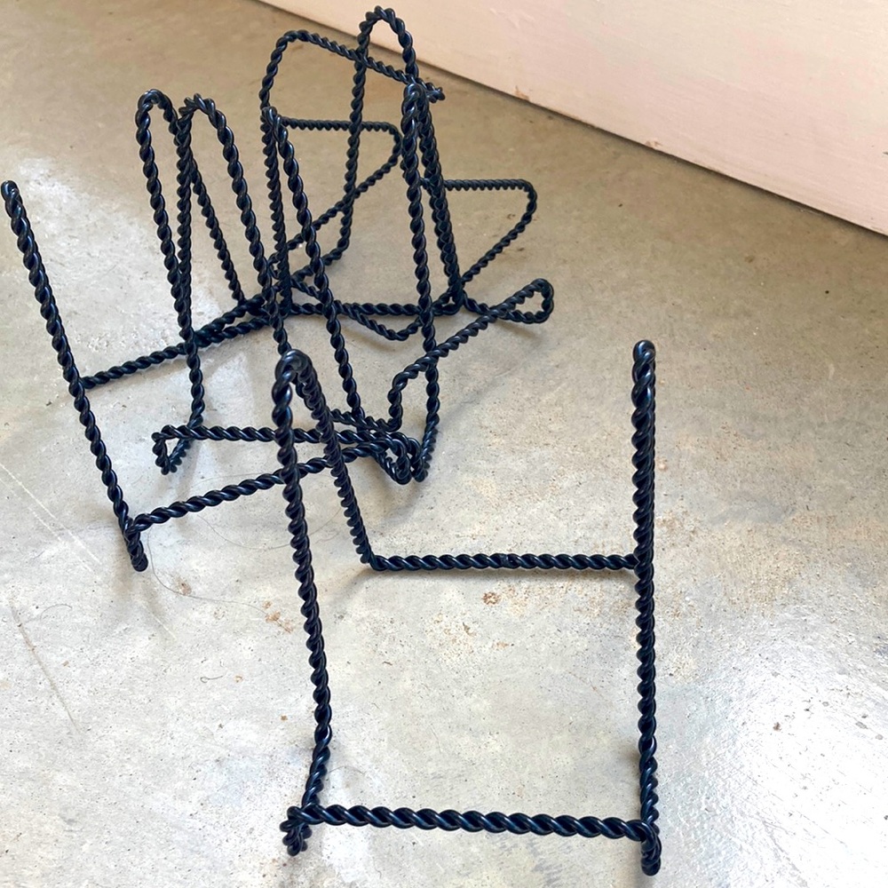 One polished black lacquered Wire plate stand. Medium